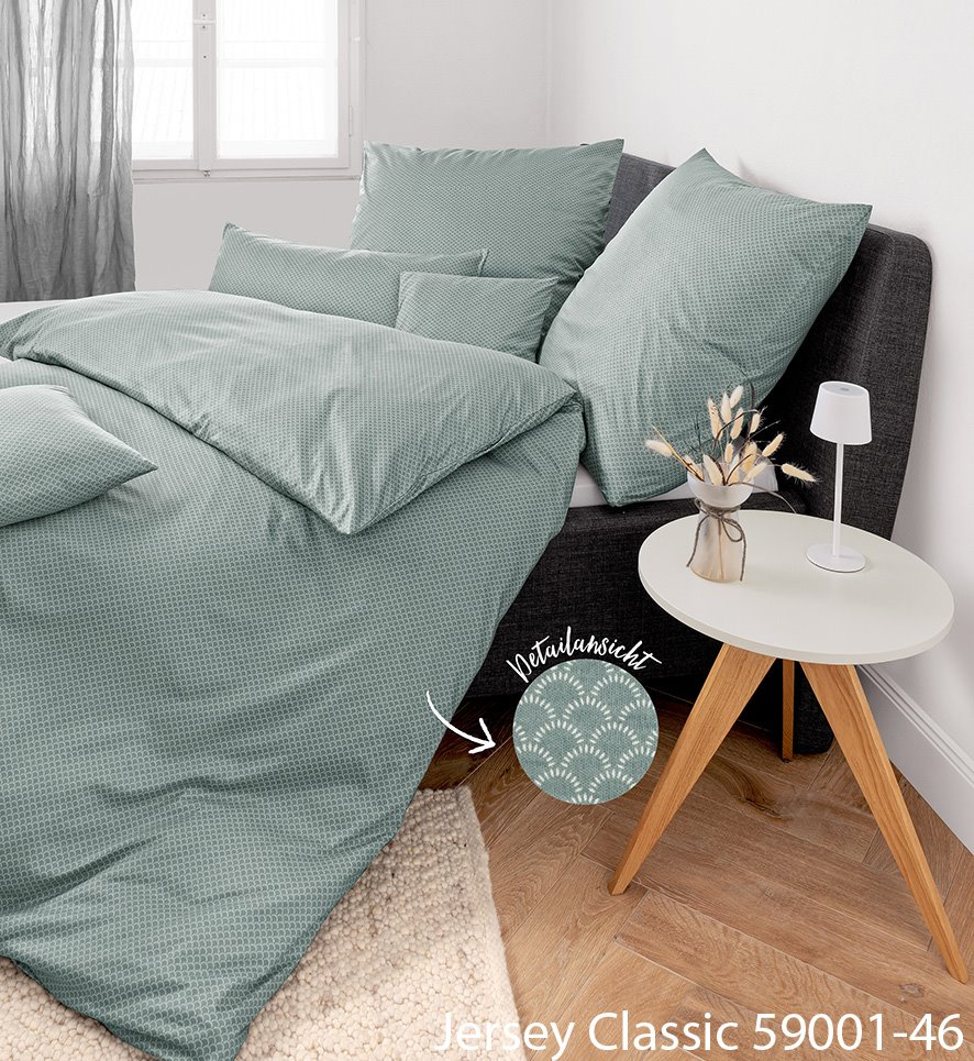 Janine Jersey Classic Interlock-Jersey Bettwäsche in Salbeigrün mit feinem Muster auf einem Bett