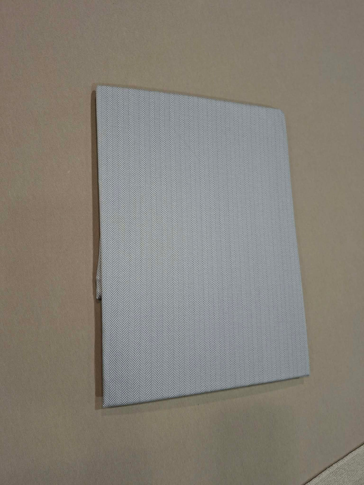 Doris Meyer Interlock-Jersey Kissenbezug mit Fischgrätmuster in Kiesel, 80 × 80 cm