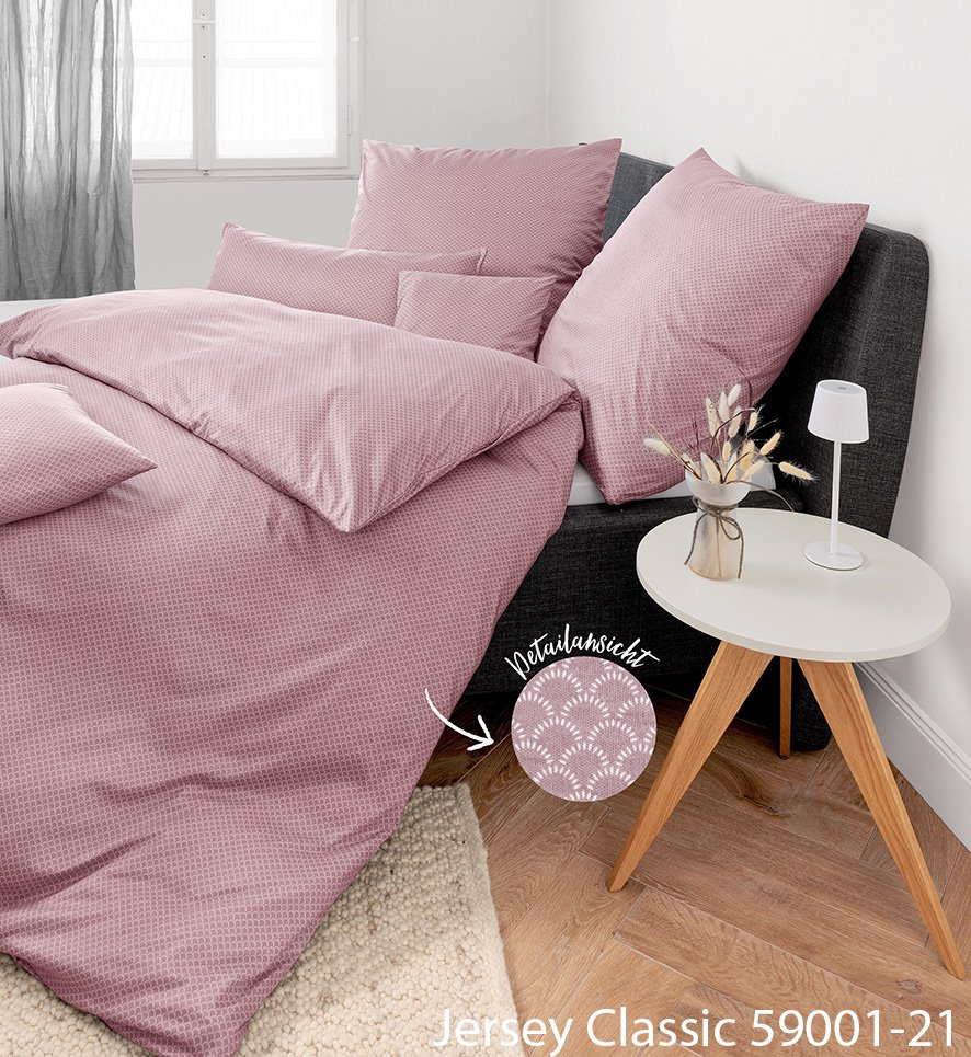 Janine Jersey Classic Interlock-Jersey Bettwäsche in Kreiderosé mit feinem Muster auf einem Bett