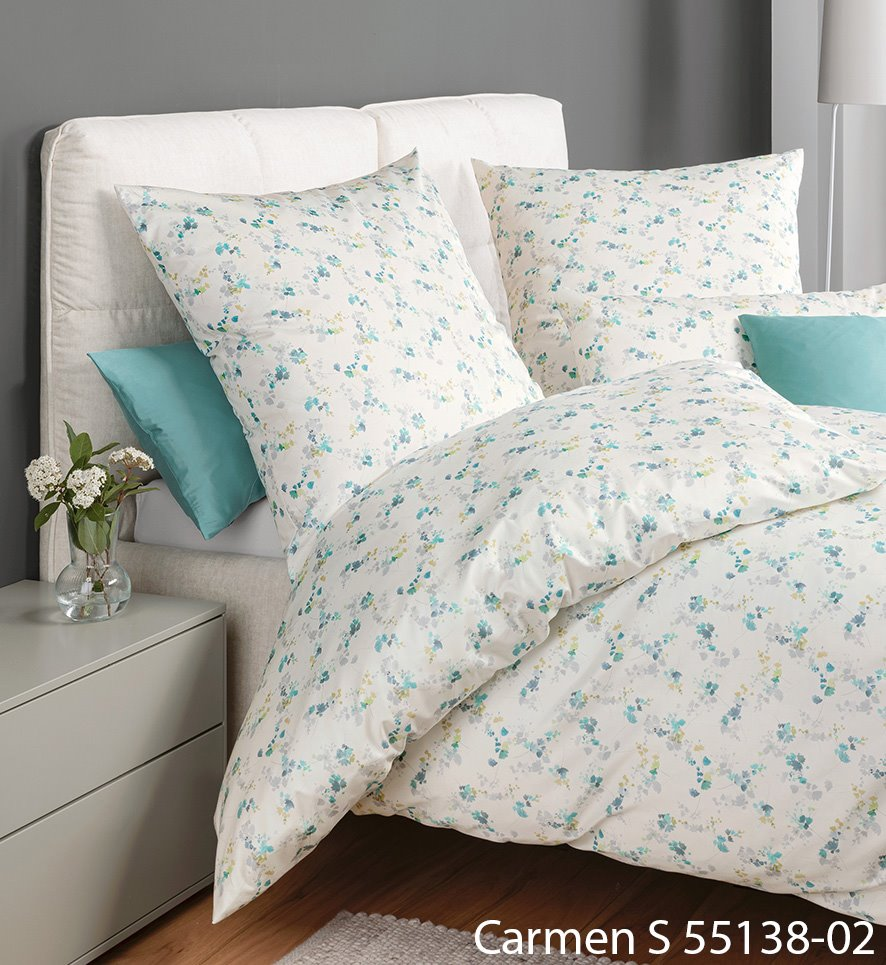 Janine CARMEN S 55138-02 Bettwäsche mit kleinen blau-türkisen Blüten auf hellem Grund