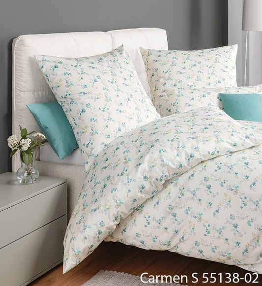 Janine CARMEN S 55138-02 Bettwäsche mit kleinen blau-türkisen Blüten auf hellem Grund