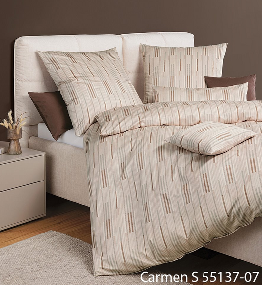 Janine CARMEN S 55137-07 Bettwäsche in Taupe mit feinen Längsstreifen auf hellem Grund