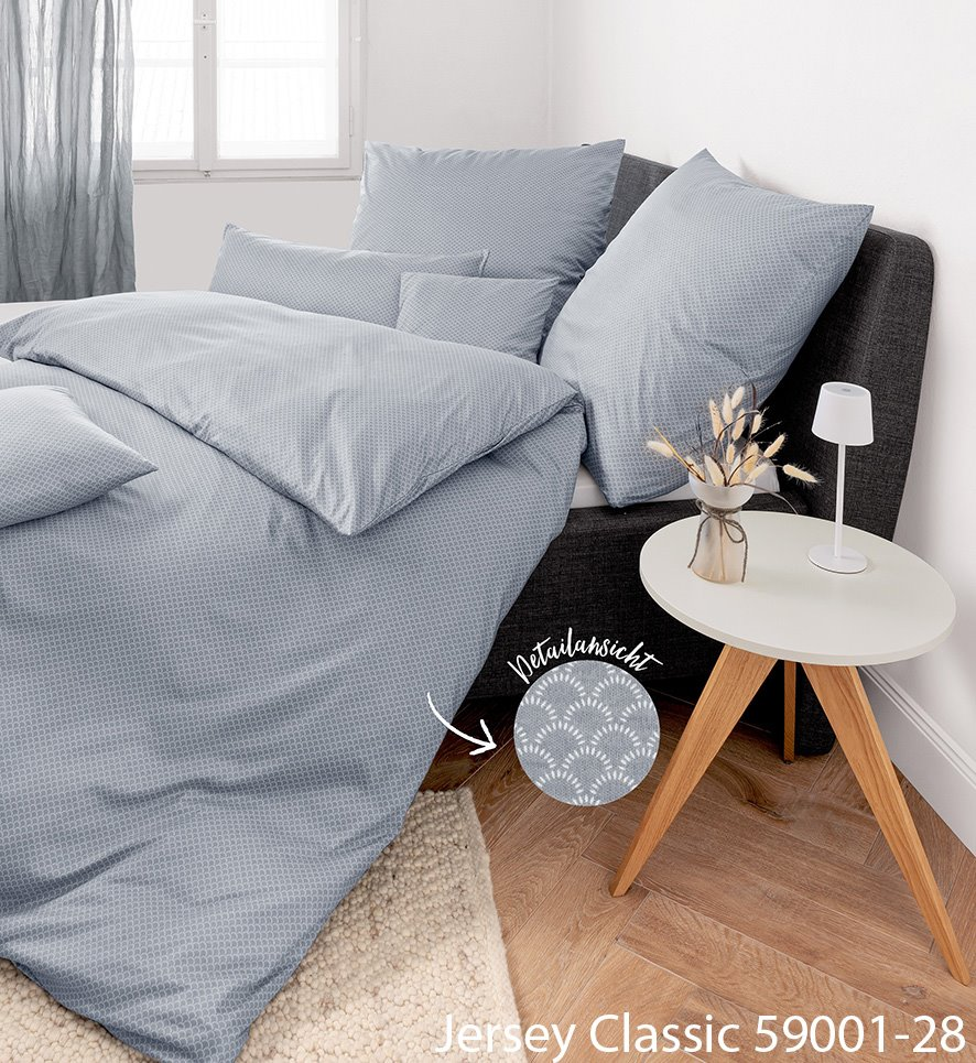 Janine Jersey Classic Interlock-Jersey Bettwäsche in Platin mit feinem Muster auf einem Bett