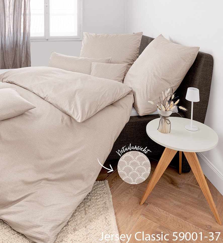 Janine Jersey Classic Interlock-Jersey Bettwäsche in Naturell mit feinem Muster auf einem Bett